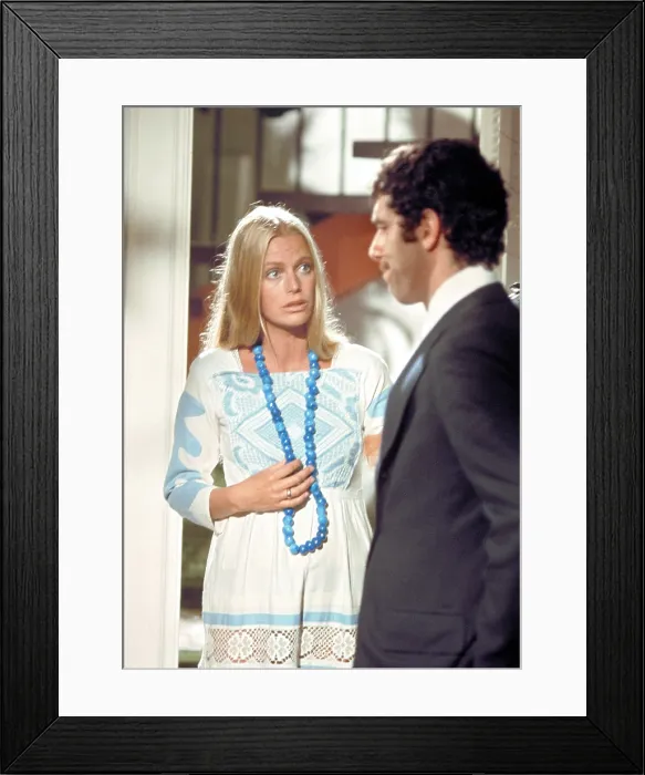 Framed Print : THE LONG GOODBYE, Nina Van Pallandt, Elliott Gould, 1973