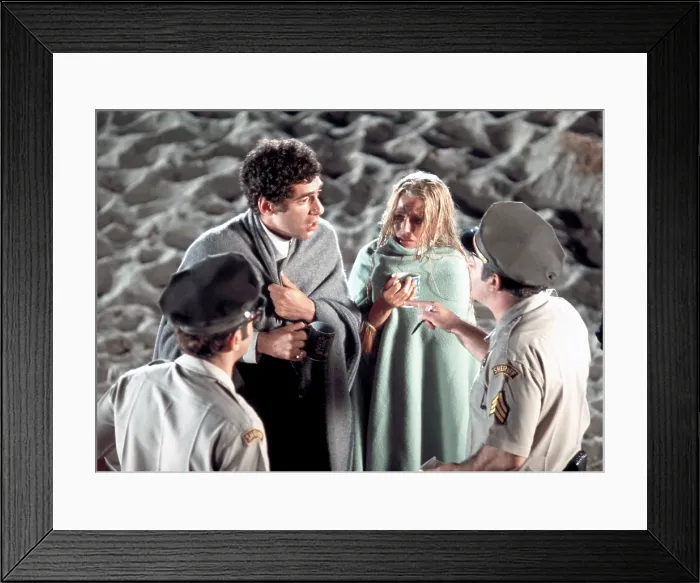 Framed Print : THE LONG GOODBYE, Elliott Gould, Nina Van Pallandt, 1973