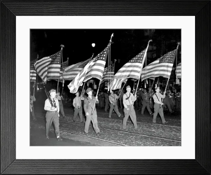 Framed Print : WORLD WAR II, WW1 and WW2 veterans and soldiers march in the Victory parade, Sept. 1945. Courtesy: CSU Archives  /  Everett Collection