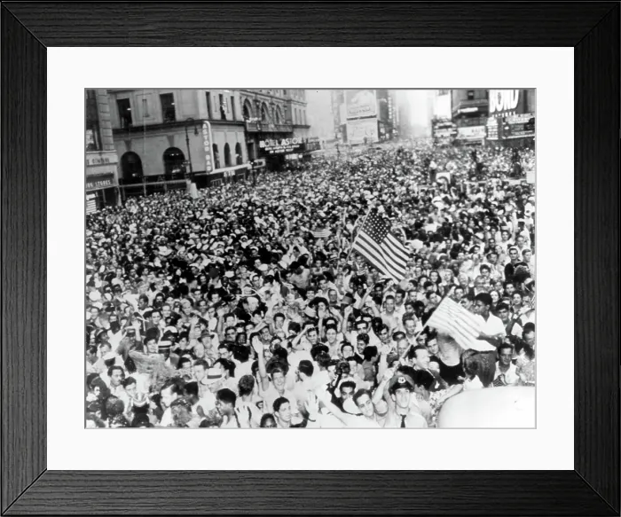 Framed Print : WORLD WAR II, crowd in Times Square after Japanese surrender, 1945. Courtesy: CSU Archives  /  Everett Collection
