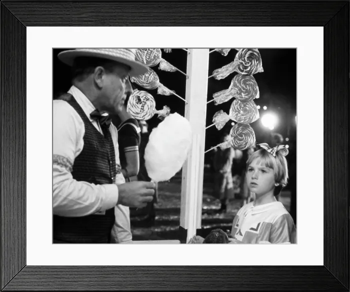 Framed Print : PAPER MOON, Desmond Dhooge, Tatum O'Neal, 1973 Framed Print : PAPER MOON, Desmond Dhooge, Tatum O'Neal, 1973