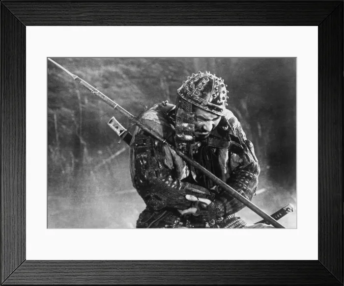 Framed Print : THE SEVEN SAMURAI, (aka SHICHININ NO SAMURAI), Toshiro Mifune, 1954
