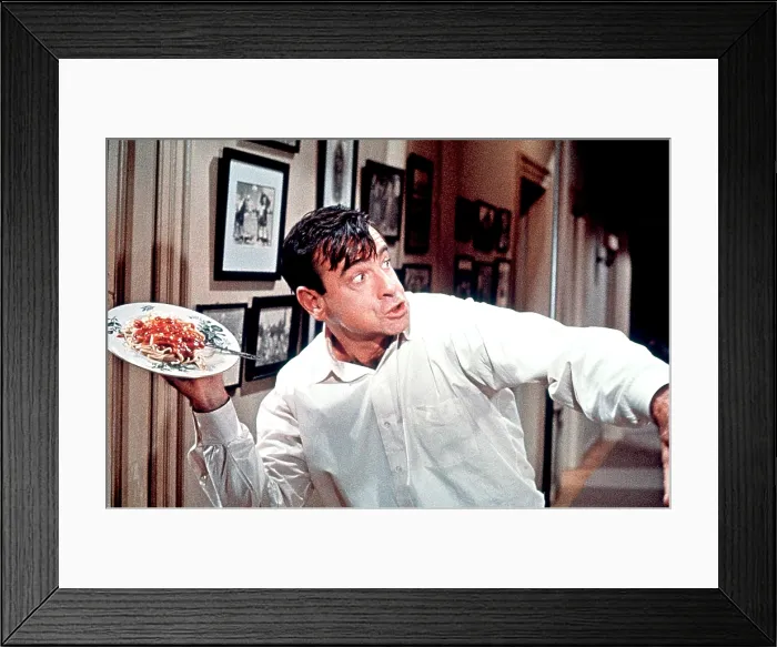 Framed Print : THE ODD COUPLE, Walter Matthau, 1968 Framed Print : THE ODD COUPLE, Walter Matthau, 1968