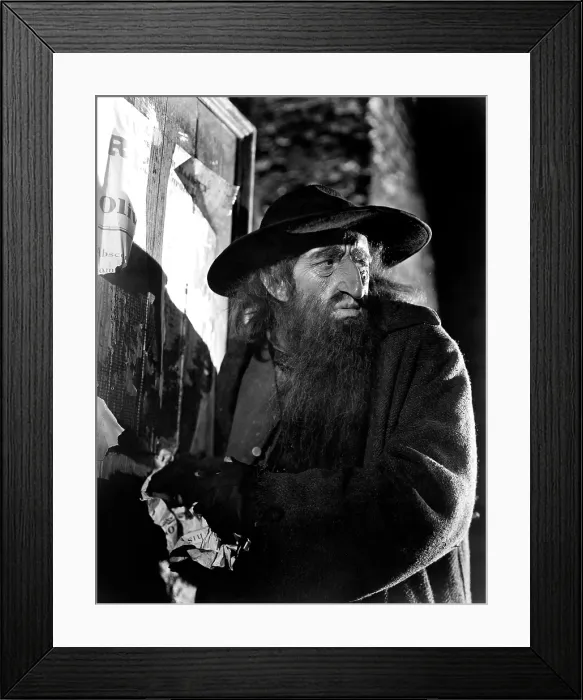 Framed Print : OLIVER TWIST, Alec Guinness, 1948 Framed Print : OLIVER TWIST, Alec Guinness, 1948