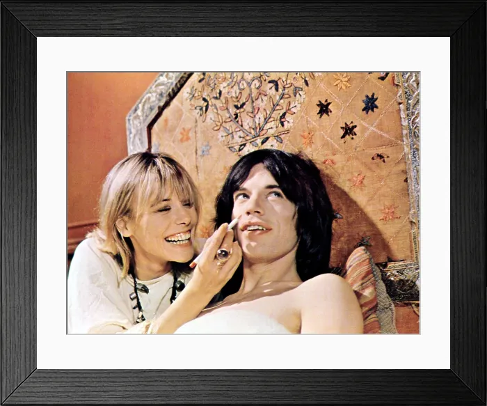 Framed Print : PERFORMANCE, Anita Pallenberg, Mick Jagger, 1970 Framed Print : PERFORMANCE, Anita Pallenberg, Mick Jagger, 1970
