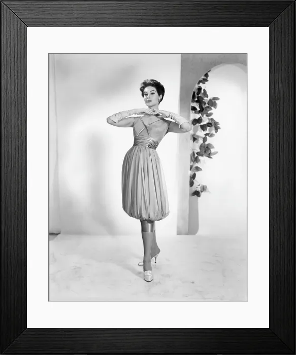 Framed Print : A woman modeling 1950s fashion, circa 1956. Photo: Courtesy: CSU Archives / Everett Collection Framed Print : A woman modeling 1950s fashion, circa 1956. Photo: Courtesy: CSU Archives / Everett Collection