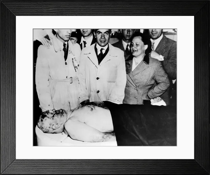 Framed Print : The corpse of Benito Mussolini (front), surrounded by the citizens of Milan. Circa May 6, 1945. Courtesy: CSU Archives / Everett Collection