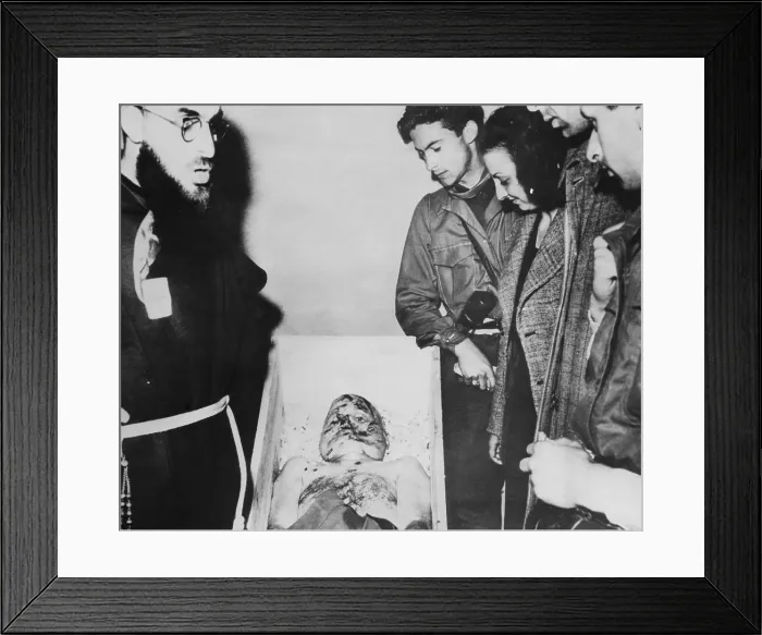 Framed Print : The corpse of Benito Mussolini (center), surrounded by the citizens of Milan. Circa 1945. Courtesy: CSU Archives / Everett Collection Framed Print : The corpse of Benito Mussolini (center), surrounded by the citizens of Milan. Circa 1945. Courtesy: CSU Archives / Everett Collection