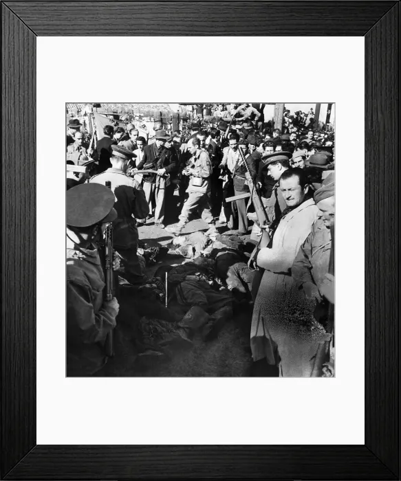 Framed Print : The corpse of Benito Mussolini (middle, center, on ground), in the Piazza Lareto, surrounded by the Partisans in Milan. Circa 1945. Courtesy: CSU Archives / Everett Collection