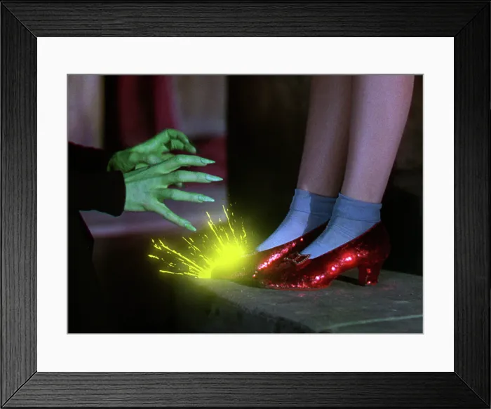 Framed Print : THE WIZARD OF OZ, from left: Margaret Hamilton, Judy Garland, 1939 Framed Print : THE WIZARD OF OZ, from left: Margaret Hamilton, Judy Garland, 1939