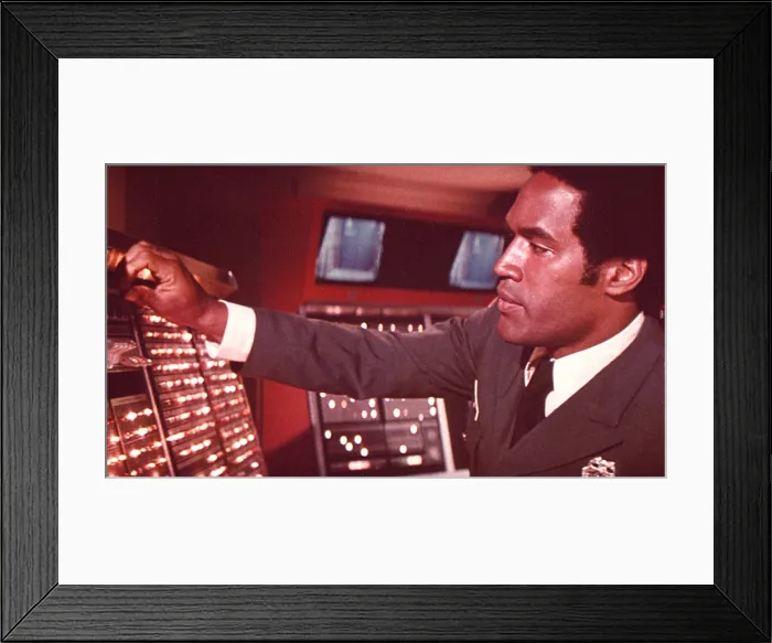 Framed Print : THE TOWERING INFERNO, O.J. Simpson, 1974, TM and Copyright (c) 20th Century-Fox Film Corp. All Rights reserved / Courtesy of the Everett Collection