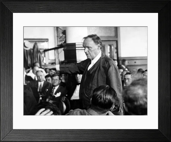 Framed Print : Clarence Darrow making his argument in the case of Leopold and Loeb, 1924. Courtesy: CSU Archives / Everett Collection Framed Print : Clarence Darrow making his argument in the case of Leopold and Loeb, 1924. Courtesy: CSU Archives / Everett Collection