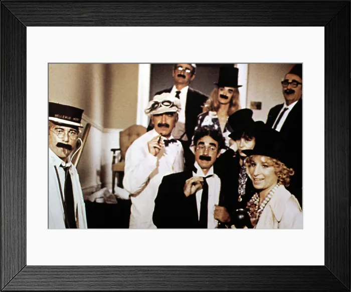 Framed Print : THE WAY WE WERE, Barbra Streisand, Bradford Dillman, Robert Redford, Patrick O'Neal, Viveca Lindfors, 1973' Framed Print : THE WAY WE WERE, Barbra Streisand, Bradford Dillman, Robert Redford, Patrick O'Neal, Viveca Lindfors, 1973'