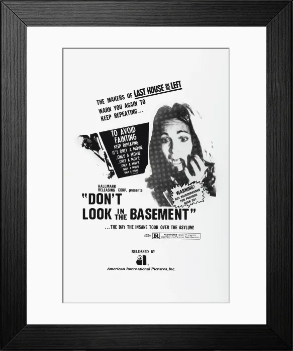 Framed Print : DON'T LOOK IN THE BASEMENT, US poster art, 1973 Framed Print : DON'T LOOK IN THE BASEMENT, US poster art, 1973