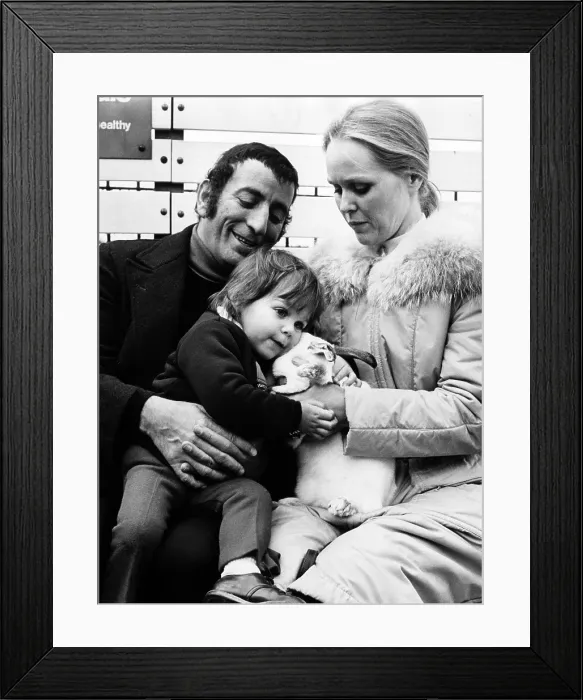 Framed Print : Tony Bennett, daughter Joanna, wife Sandra at Regents Park Zoo, London, January 25, 1972.. Courtesy: CSU Archives  /  Everett Collection