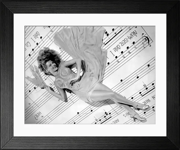 Framed Print : Rita Hayworth in publicity shot for COVER GIRL, 1944 Framed Print : Rita Hayworth in publicity shot for COVER GIRL, 1944