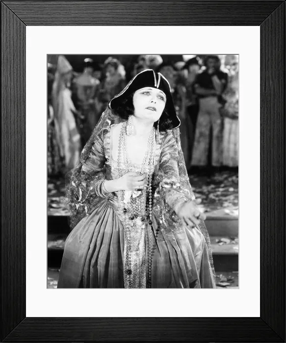 Framed Print : Pola Negri, 1923 Framed Print : Pola Negri, 1923