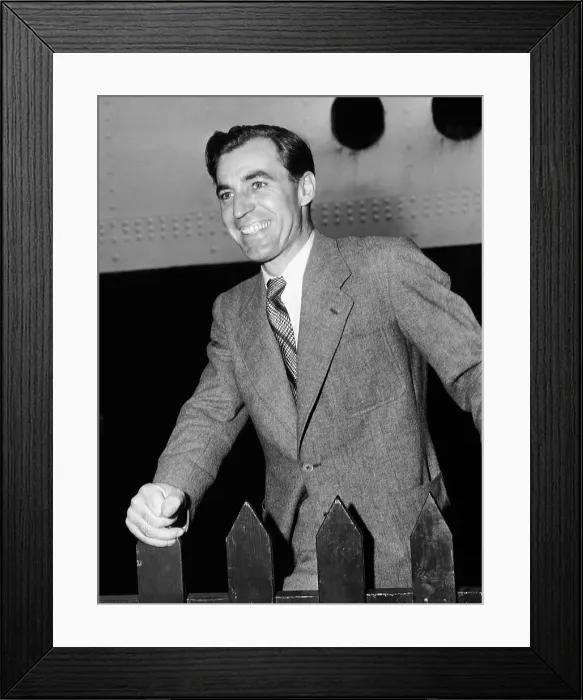 Framed Print : David Farrar, sailing from New York on the Queen Elizabeth, August 16, 1947 Framed Print : David Farrar, sailing from New York on the Queen Elizabeth, August 16, 1947