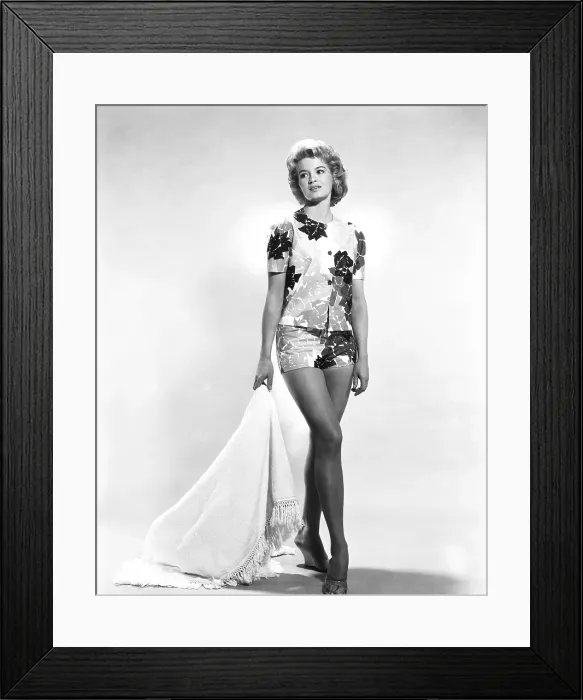Framed Print : Angie Dickinson, early 1960s Framed Print : Angie Dickinson, early 1960s