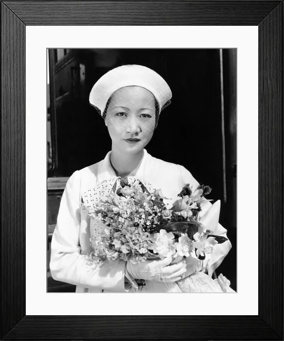Framed Print : Anna May Wong arriving in Hollywood in a travelling costume of white herringbone linen, Paramount portrait, 1934