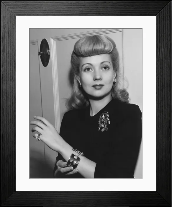Framed Print : Ann Sothern wearing an iron bracelet which she personnaly designed, 1942