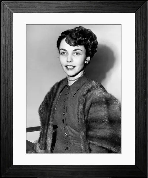 Framed Print : Jennifer Jones, arriving in New York on the Queen Mary, February 17, 1948 Framed Print : Jennifer Jones, arriving in New York on the Queen Mary, February 17, 1948