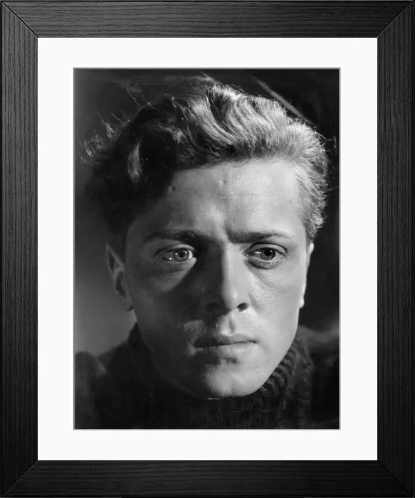 Framed Print : Richard Attenborough, 1945 Framed Print : Richard Attenborough, 1945