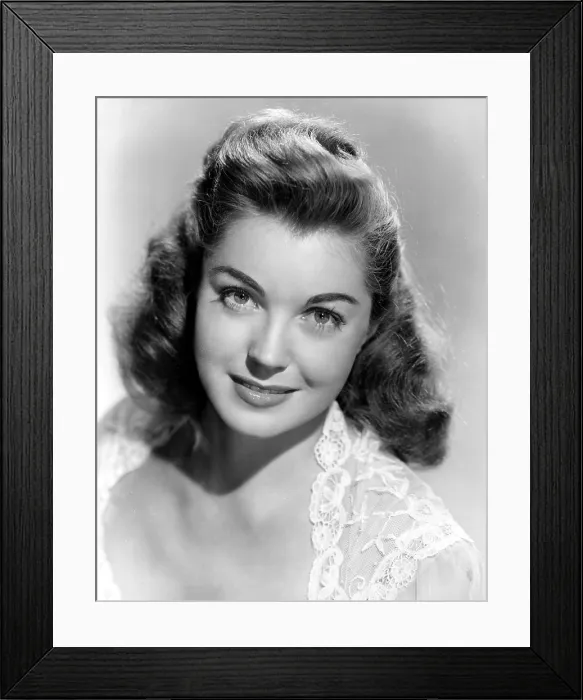 Framed Print : ESTHER WILLIAMS, portrait. 1946 Framed Print : ESTHER WILLIAMS, portrait. 1946