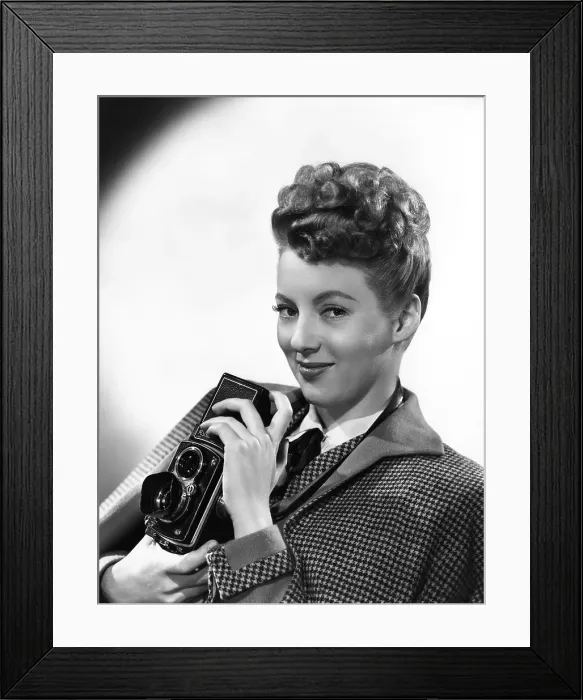 Framed Print : Evelyn Keyes, with a Rolex camera, ca. mid-1940s