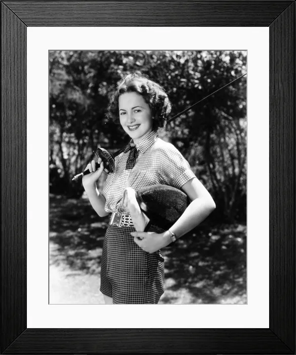 Framed Print : Olivia de Havilland, ostensibly taking fencing lessons for her role in CAPTAIN BLOOD, 1935 Framed Print : Olivia de Havilland, ostensibly taking fencing lessons for her role in CAPTAIN BLOOD, 1935