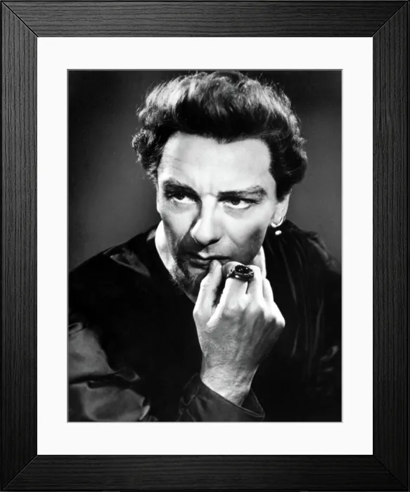 Framed Print : John Gielgud as HAMLET around 1936 Framed Print : John Gielgud as HAMLET around 1936