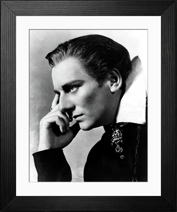 Framed Print : John Giulgud as HAMLET, around 1936 Framed Print : John Giulgud as HAMLET, around 1936