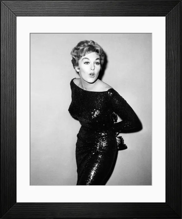 Framed Print : Kim Novak holding Oscar, circa 1950s Framed Print : Kim Novak holding Oscar, circa 1950s