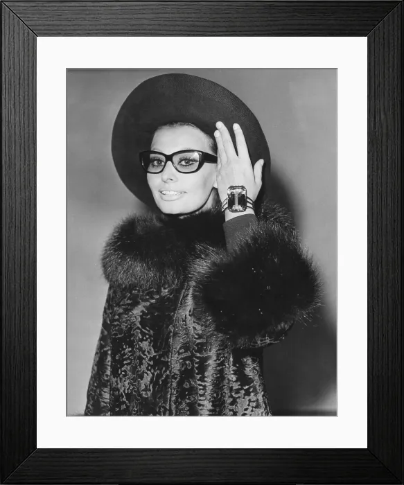 Framed Print : Sophia Loren arriving in London to begin work on A COUNTESS FROM HONG KONG, November, 1965 Framed Print : Sophia Loren arriving in London to begin work on A COUNTESS FROM HONG KONG, November, 1965