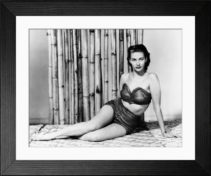 Framed Print : Yvonne De Carlo, ca. late 1940s Framed Print : Yvonne De Carlo, ca. late 1940s
