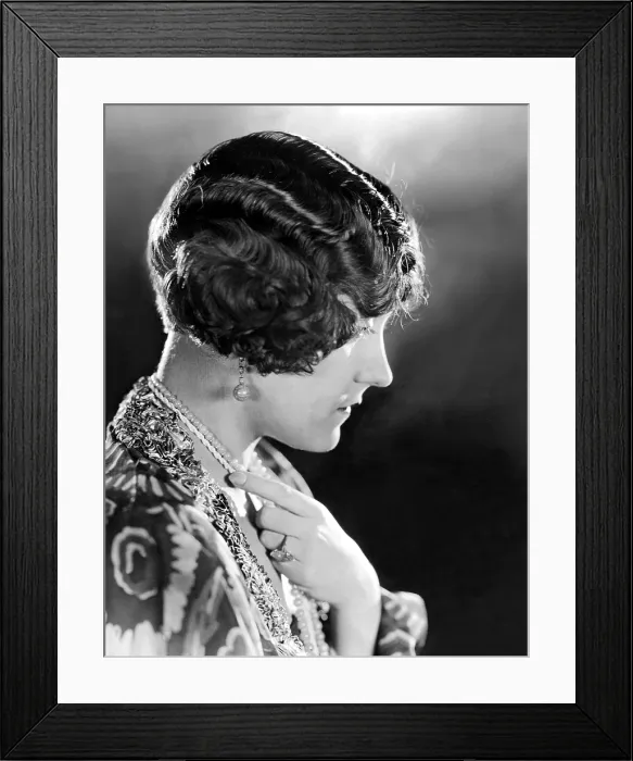 Framed Print : Model wearing her hair in The Glorias Bob, orginated by Gloria Swanson, 1923