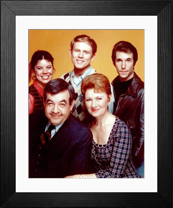 Framed Print : HAPPY DAYS, (Back L-R), Erin Moran, Ron Howard, Henry Winkler, (Front), Tom Bosley, Marion Ross, 1974-1984