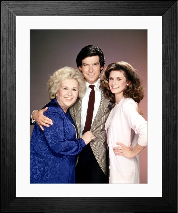 Framed Print : REMINGTON STEELE, Doris Roberts, Pierce Brosnan, Stephanie Zimbalist, 1982-87