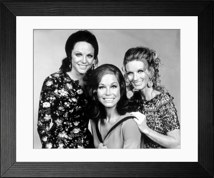 Framed Print : THE MARY TYLER MOORE SHOW, from left: Valerie Harper, Mary Tyler Moore, Cloris Leachman, 1970-77