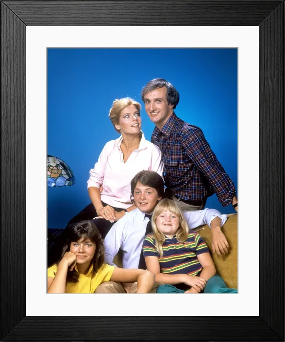 Framed Print : FAMILY TIES, Justine Bateman, Meredith Baxter Birney, Michael J. Fox, Michael Gross, Tina Yothers, (Season 1), 1982-89