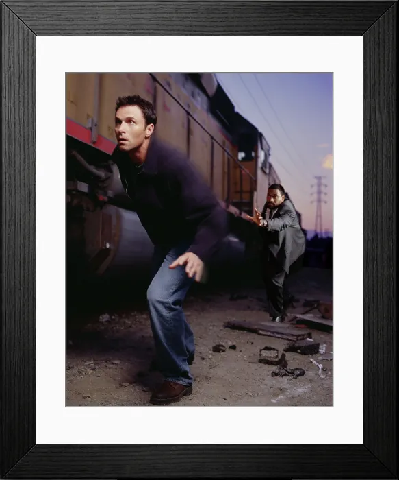 Framed Print : THE FUGITIVE, Tim Daly, Mykelti Williamson, 2000-01