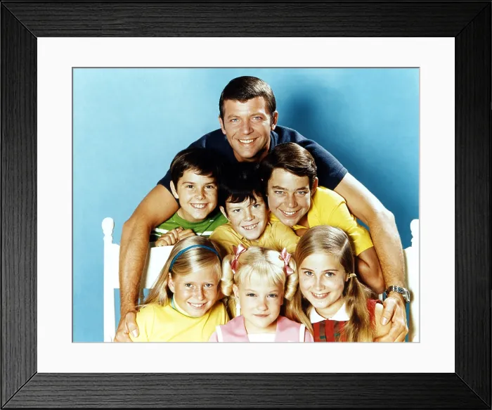 Framed Print : THE BRADY BUNCH, (back): Robert Reed, (middle): Christopher Knight, Mike Lookinland, Barry Williams, (front): Eve Plumb, Susan Olsen, Maureen McCormick, Mike Lookinland