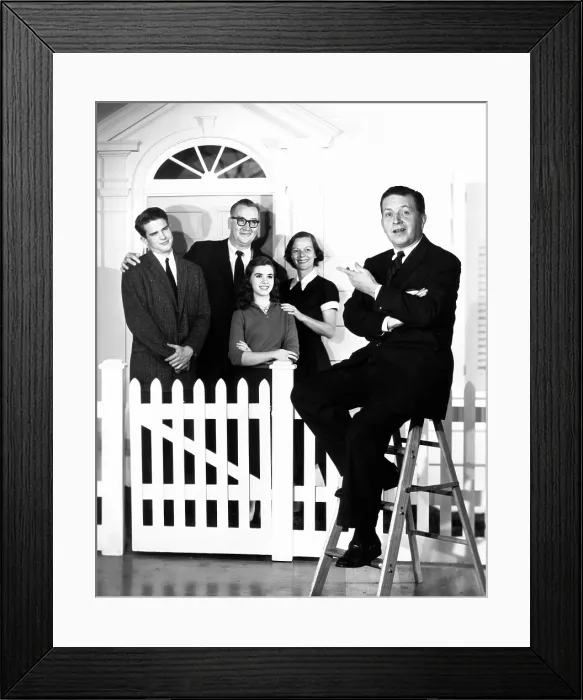 Framed Print : LOOK UP AND LIVE, from left: Warren Beatty, Edward Andrews, Bennye Gatteys, Louise Platt, Hiram Sherman, The Family, (1959 episode), 1954-1979
