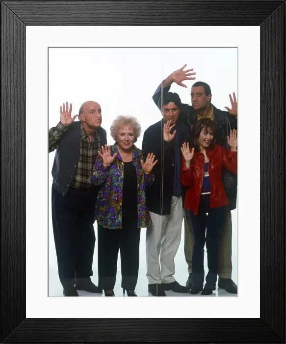 Framed Print : EVERYBODY LOVES RAYMOND, from left: Peter Boyle, Doris Roberts, Ray Romano, Brad Garrett, Patricia Heaton, (1999), 1996-2005