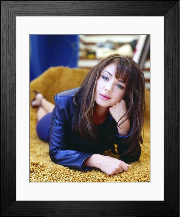 Framed Print : THE KING OF QUEENS, Leah Remini, 1998-2007