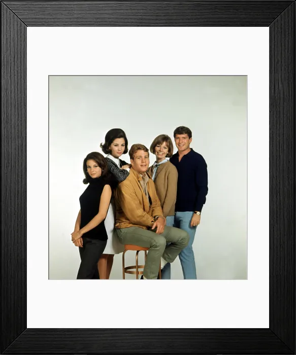 Framed Print : PEYTON PLACE, Lana Wood, Barbara Parkins, Ryan O'Neal, Pat Morrow, Chris Connelly, 1964-1969