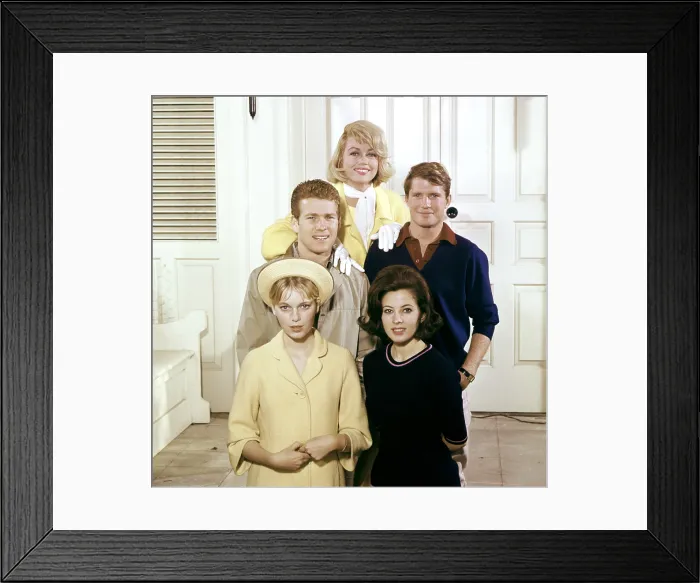 Framed Print : PEYTON PLACE, (clockwise from top): Dorothy Malone, Christopher Connolly, Barbara Parkins, Mia Farrow, Ryan O'Neal, 1964-69