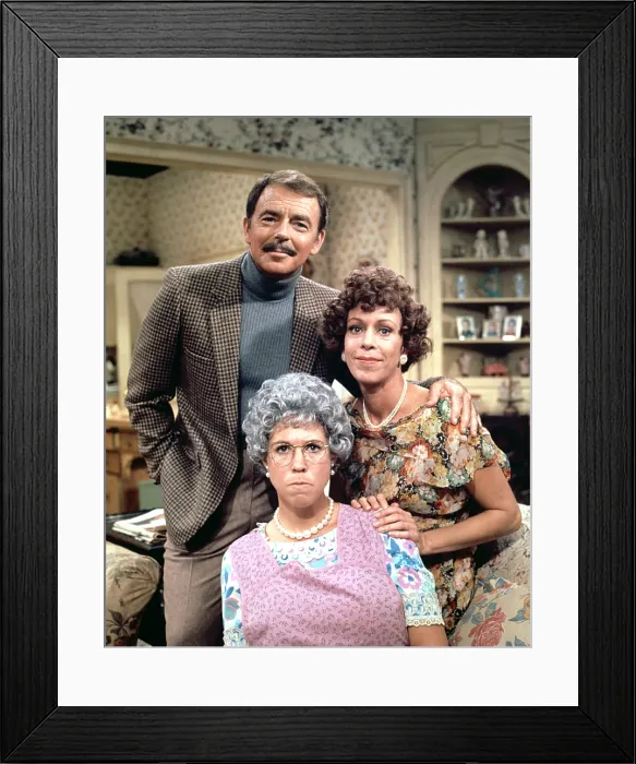 Framed Print : MAMA'S FAMILY, Ken Berry, Vicki Lawrence, Carol Burnett, 1983-1984
