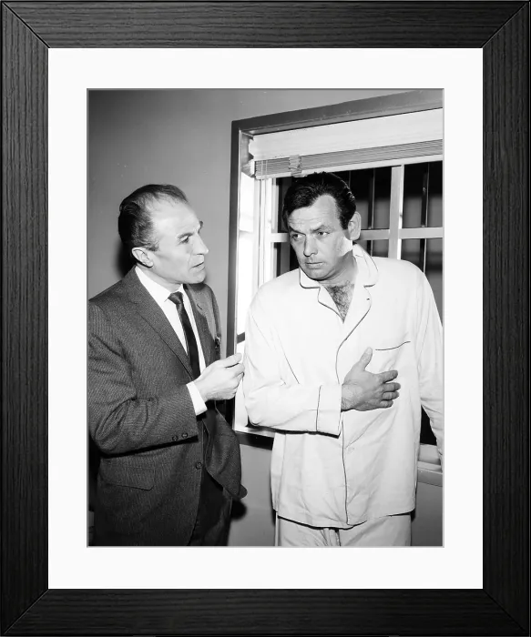 Framed Print : THE FUGITIVE, from left: Barry Morse, David Janssen, 1963-1967