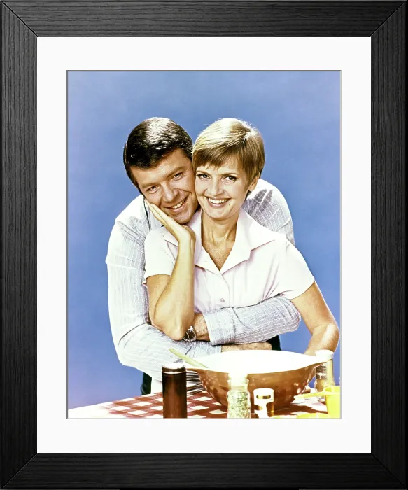 Framed Print : THE BRADY BUNCH, Robert Reed, Florence Henderson, (Season 2), 1969-74